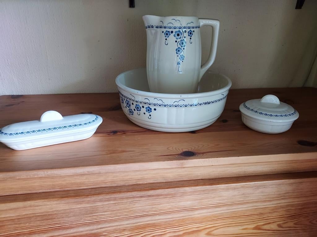 Antieke waterkan en kom, zeepbakje en kambakje, Ophalen