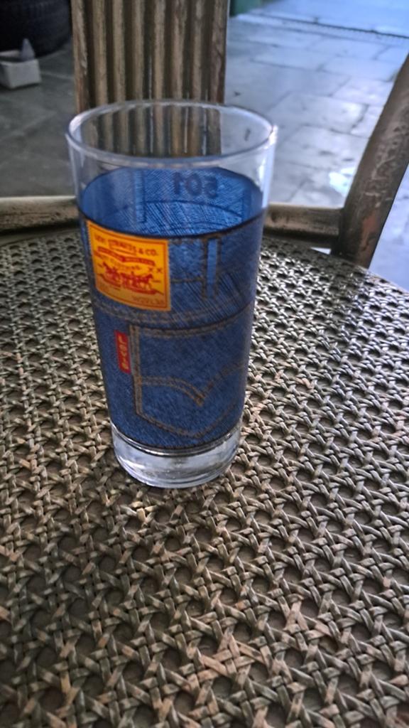 Levi's glas zeer speciaal en raar, Verzamelen, Merken en Reclamevoorwerpen, Ophalen