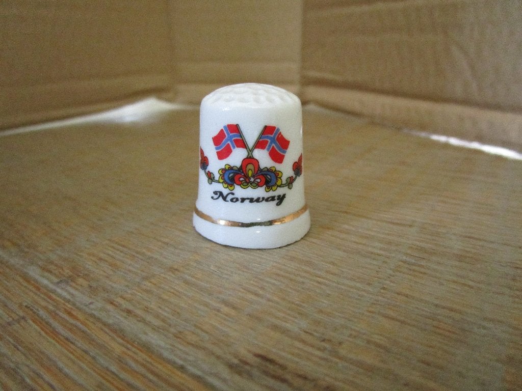 2 vingerhoedjes Noorwegen, Verzamelen, Ophalen of Verzenden, Nieuw, Porselein