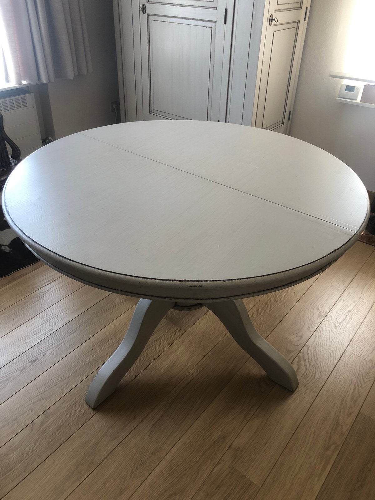 TABLE À MANGER RONDE EN BOIS BLANC, Maison & Meubles, Tables | Tables à manger, Cinq personnes ou plus, Rond, Comme neuf, 100 à 150 cm