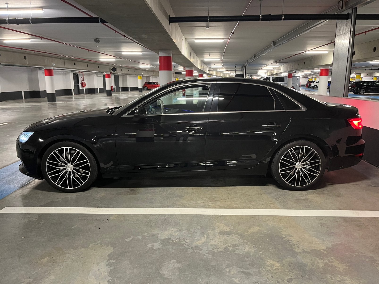 Audi a4 ultra EU6 Matrix/Headup/Virtual Cockpit/ 99.000km, 4 deurs, A4, Zwart, Leder