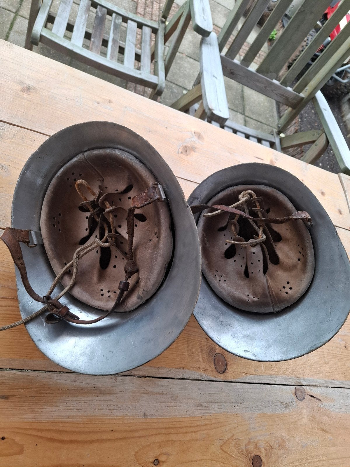 deux casques de pompiers, Enlèvement ou Envoi