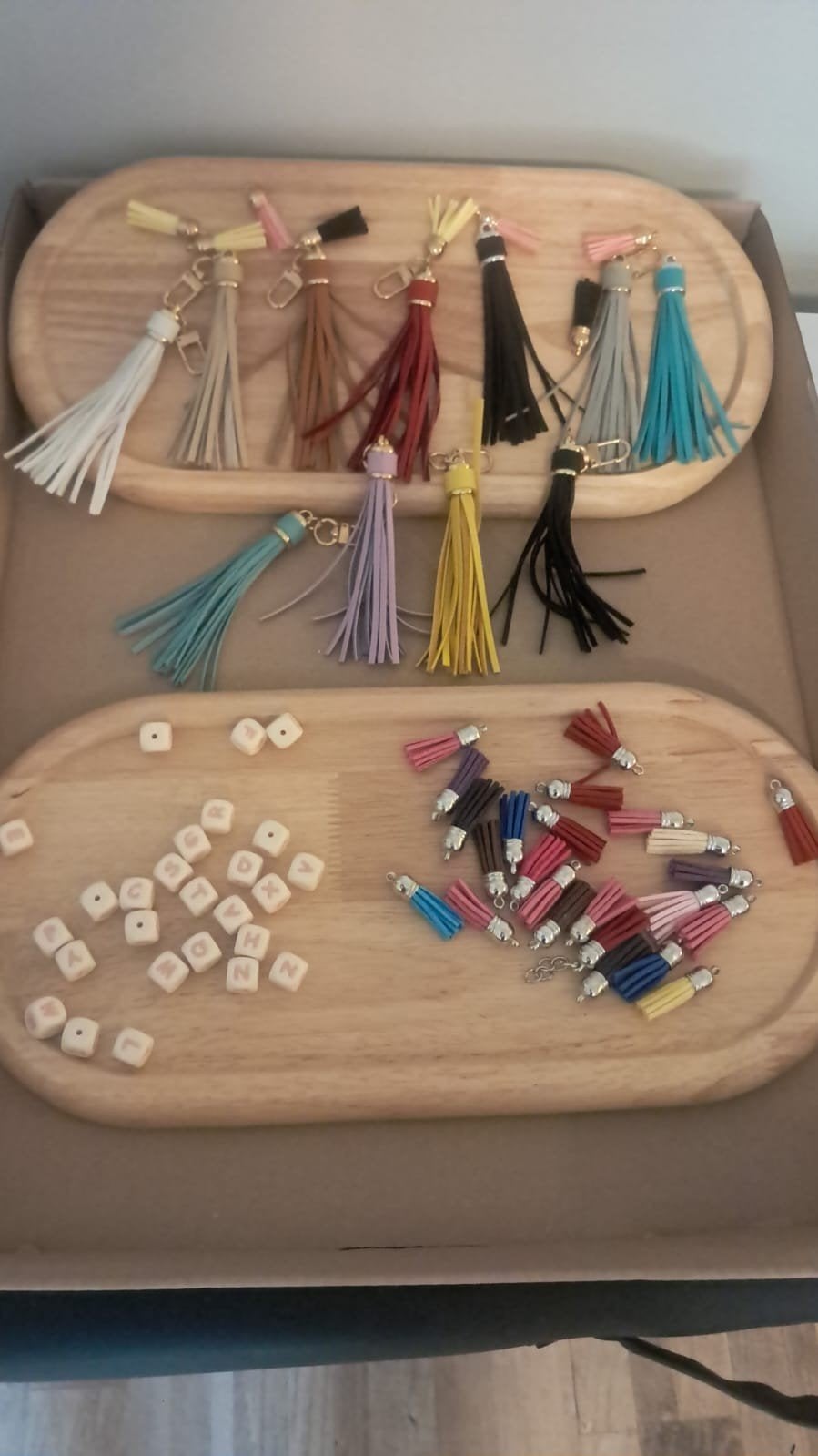 Lot tassels kwastjes groot + klein + letter kralen -, Ophalen of Verzenden