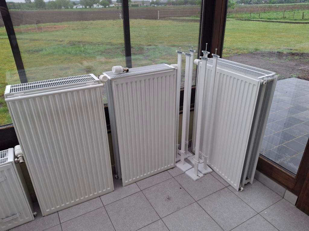 8 radiator, bijna nieuw voor maar 250 € met themostaat kraan, Ophalen, Zo goed als nieuw, Radiator