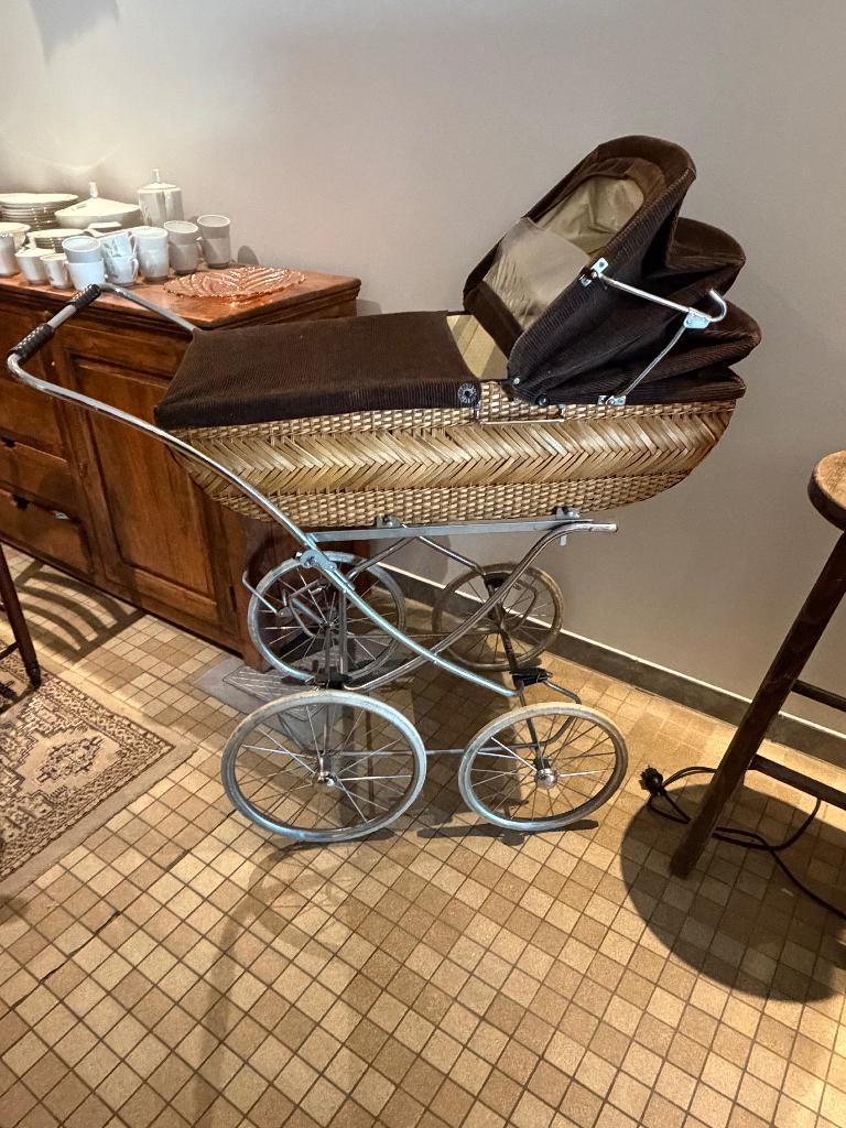 Prachtige  Rieten Kinderwagen Jaren 70 Retro Bruin Corduroy, Kinderen en Baby's, Ophalen, Gebruikt, Kinderwagen