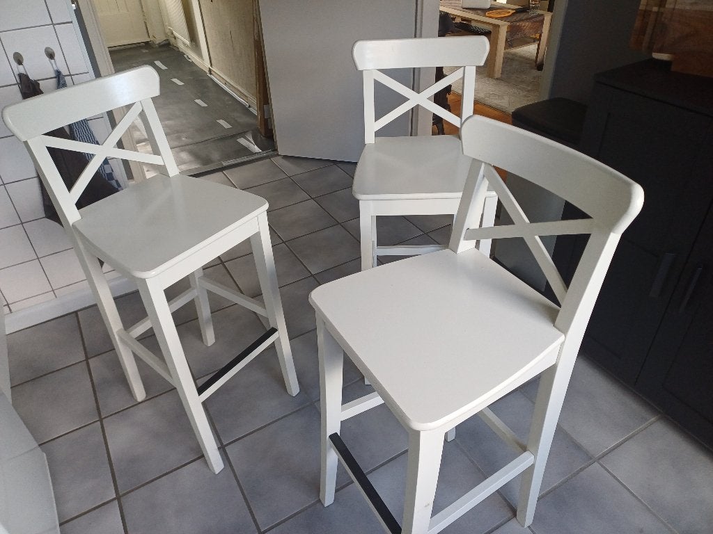 3 stuks Witte barkrukken met rugleuning (ikea rosentorp), Ophalen, Zo goed als nieuw, 90 cm of meer, 3 krukken