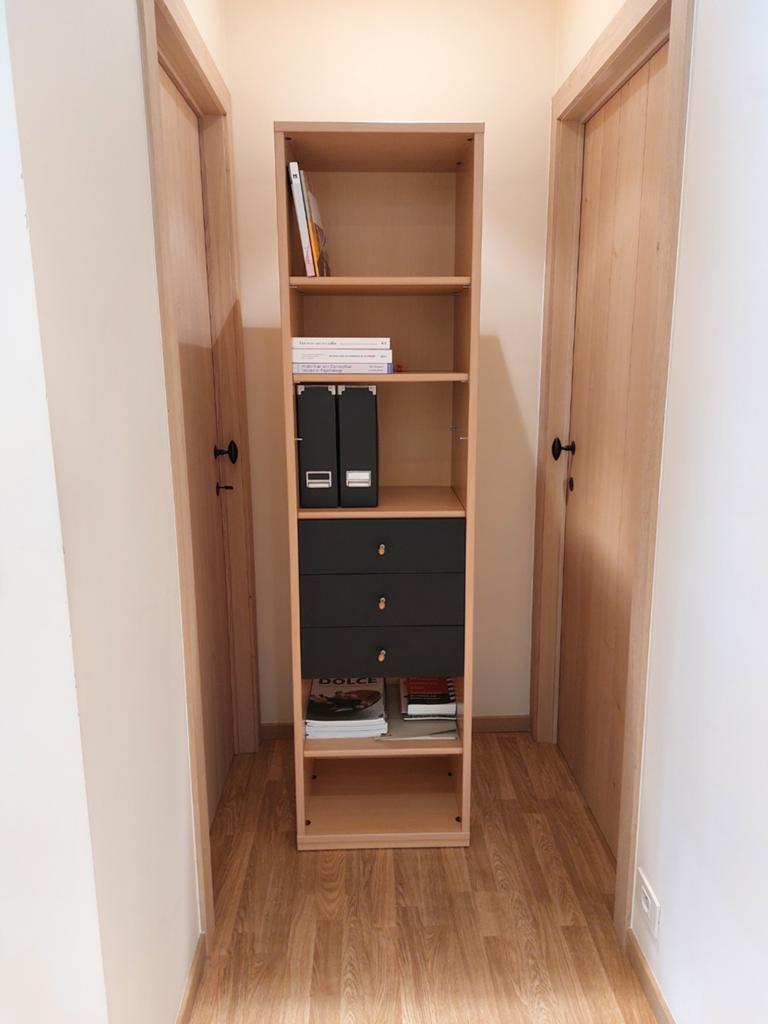 Boekenkast  met 4 legplankjes en 3 schuiven ., Immo