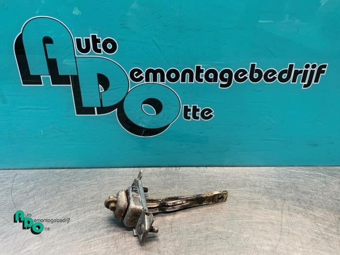 Deurvanger 4Deurs links-voor van een Mazda Demio (Demio 97-), Gebruikt, -, -, Ophalen of Verzenden
