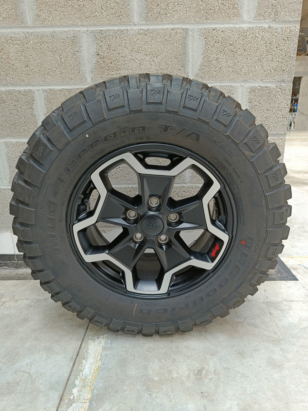 Jantes jeep + bf Goodrich km2, Enlèvement, Pneu(s)