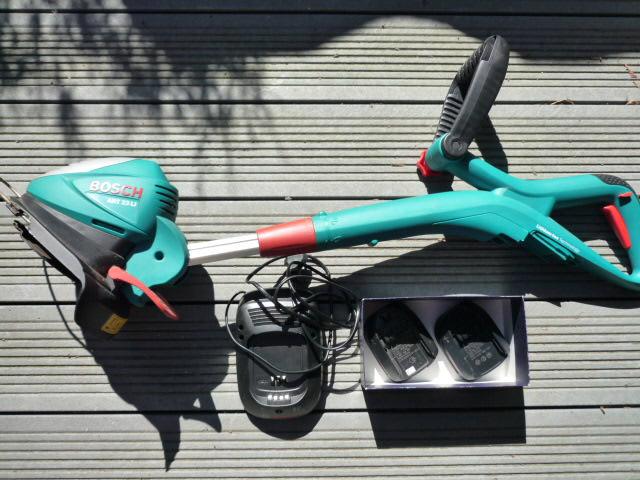 BOSCH - Coupe bordure, chargeur et 2 batteries Li-Ion, Jardin & Terrasse, Coupe-bordures, Enlèvement ou Envoi, Utilisé, Batterie