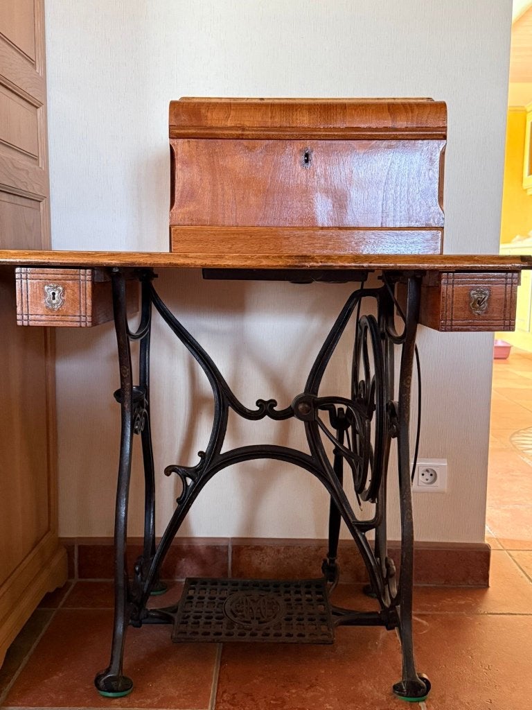 Antieke naaimachinetafel, Antiek en Kunst, Ophalen