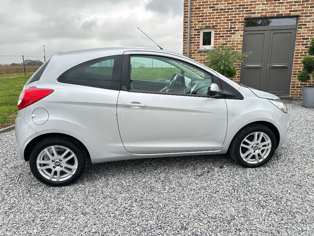 FORD   KA   NIEUWE STAAT   92.000 km   1 EIGENAAR, Auto's, Voorwielaandrijving, Stof, Bluetooth, 1242 cc
