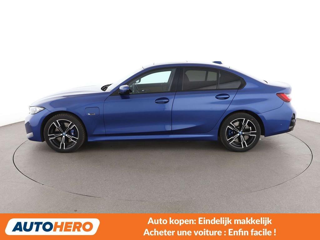 BMW 3 Serie 330 330e xDrive M Sport (bj 2023, automaat), Auto's, Automaat, Achterwielaandrijving, Lichtsensor, Blauw