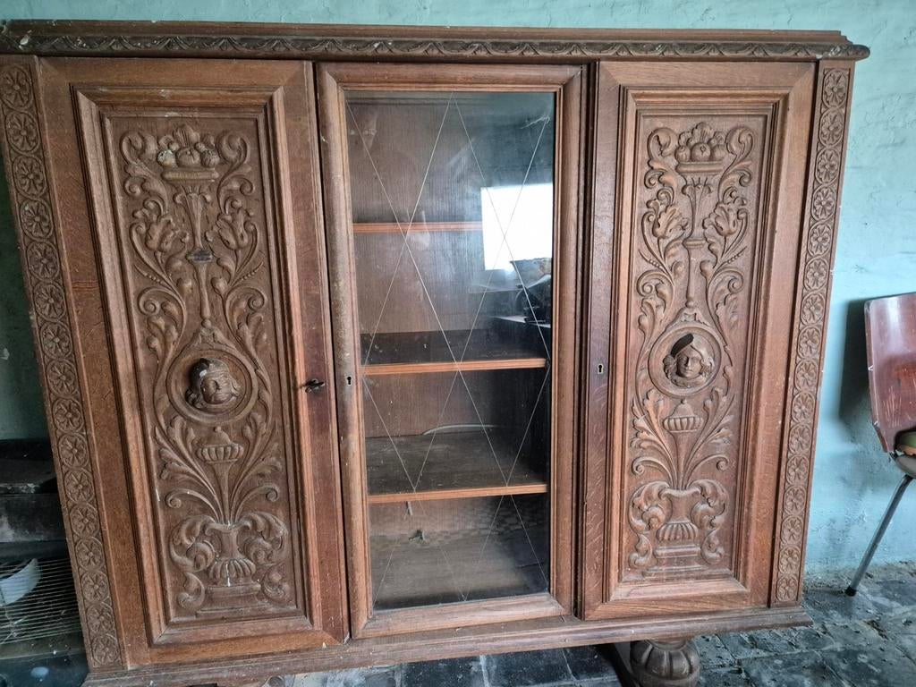 Antieke kast met handgestoken houtsnijwerk, medaillonkoppe, Antiek en Kunst, Ophalen