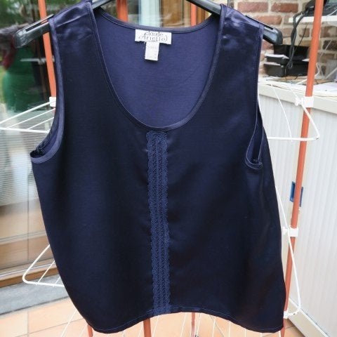 Topje donkerblauw (kant in midden) Claude Arielle mt 42, Kleding | Dames, Topjes, Blauw, Maat 42/44 (L), Nieuw, Ophalen of Verzenden