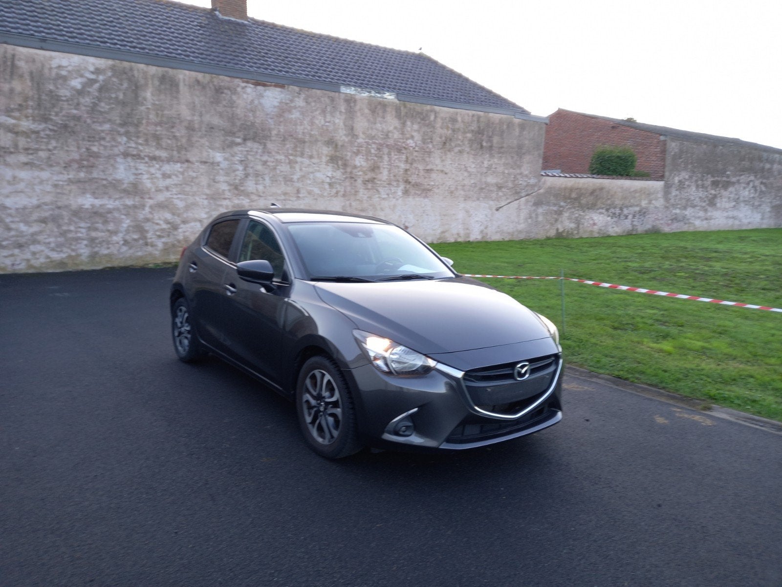 mazda 2, Stof, 4 cilinders, https://public.car-pass.be/vhr/25e068ac-533a-4e19-8843-3a975bb2763f, 5 deurs