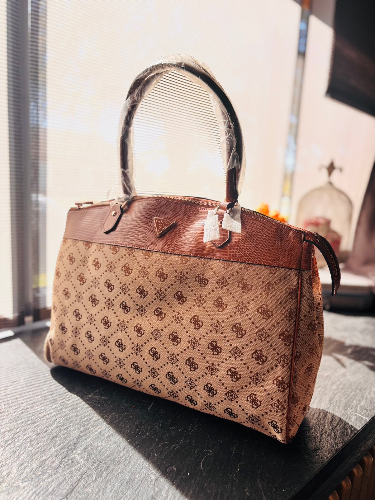 GUESS Melinda Logo Travel Bag – Latte Logo, Enlèvement ou Envoi, Neuf