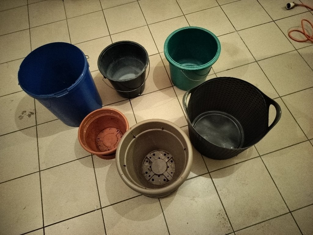 plastic emmers, bloempotten en een was- of opbergmand, Ophalen, Gebruikt