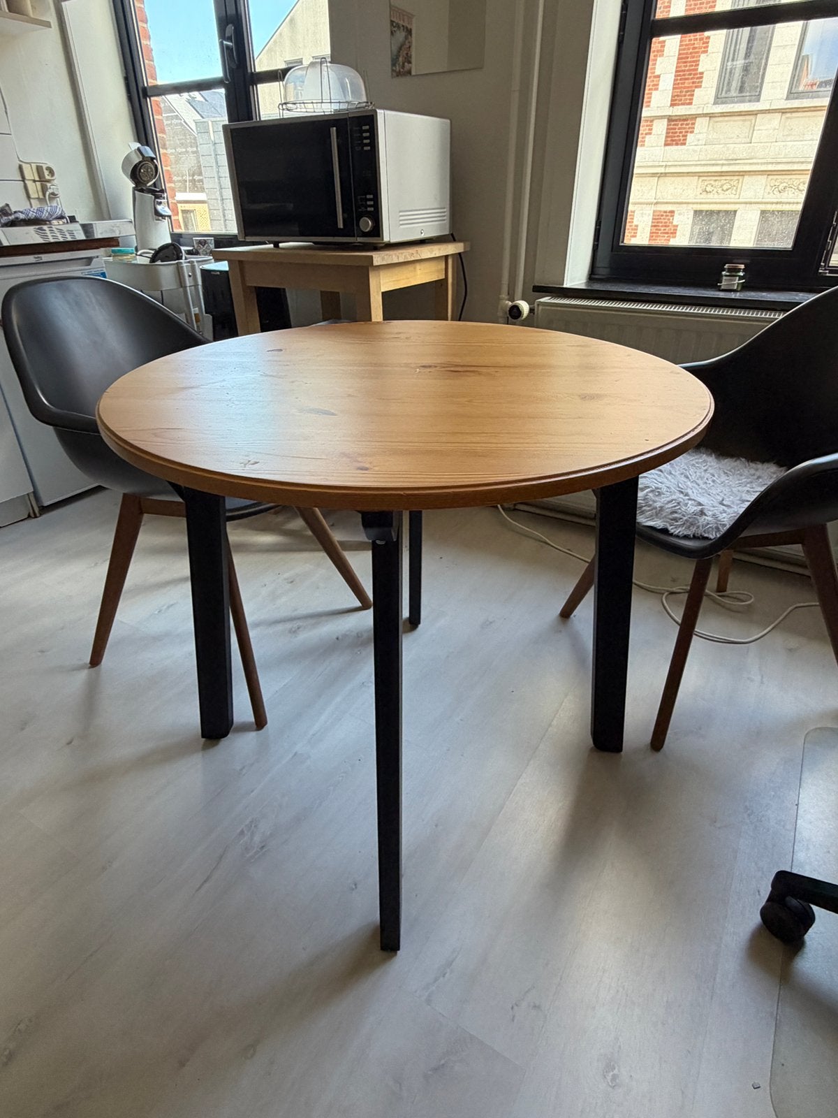 Ikea ronde tafel bruin/zwart + 2 stoelen, Huis en Inrichting, Ophalen, Zo goed als nieuw