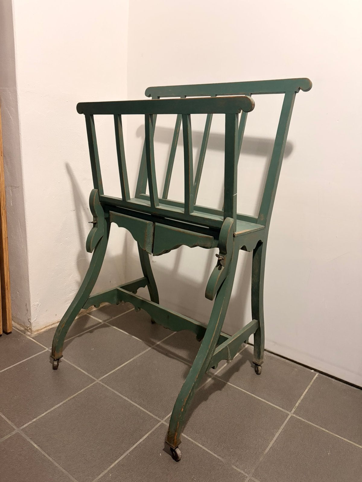 Ancien chevalet / porte-cartons pliant en bois sur roulettes, Enlèvement