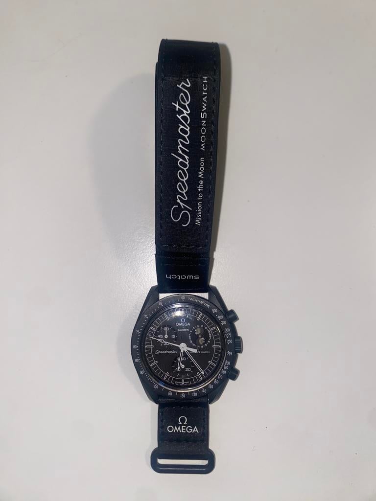 Omega x Swatch MoonSwatch Miss. ttm Snoopy Black – Full Set, Overige materialen, Polshorloge, Overige materialen, Zo goed als nieuw
