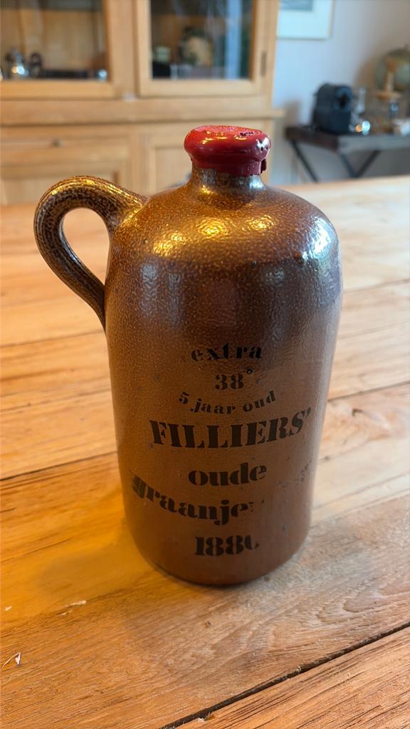 Fles filliers oude graanjenever verzegeld, Ophalen