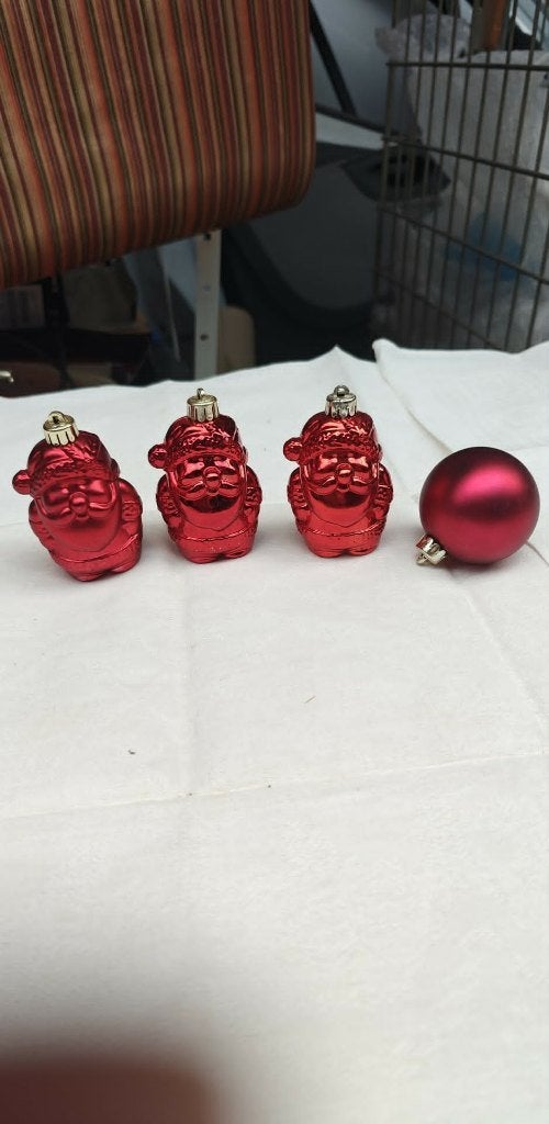 kerstversiering 3 kerstmannen en 1 kerstbal rood, Diversen, Ophalen of Verzenden, Zo goed als nieuw