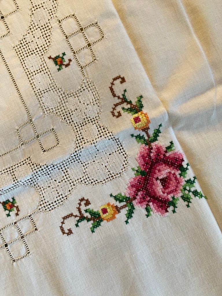 Nappe carrée et 4 serviettes brodées / 8€, Neuf, Nappe, Blanc, Enlèvement ou Envoi