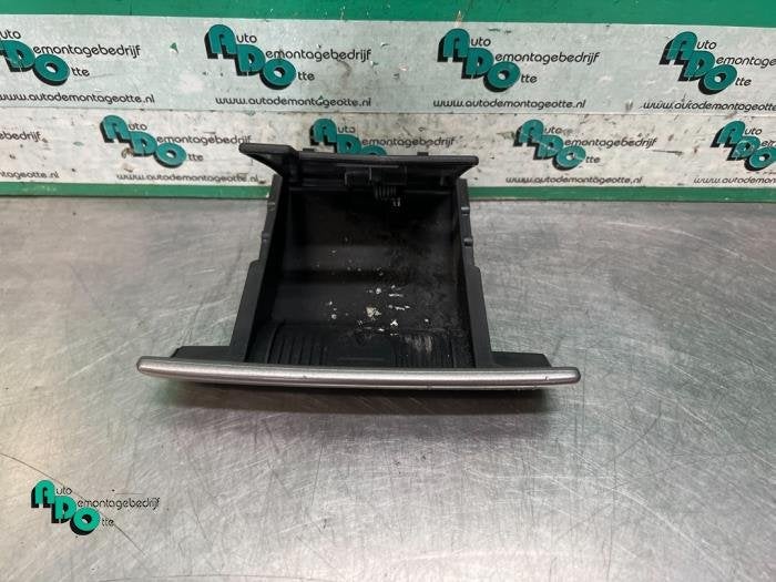 Cendrier avant d'un Peugeot 308 (308 08-), -, 3 mois de garantie, Utilisé, -