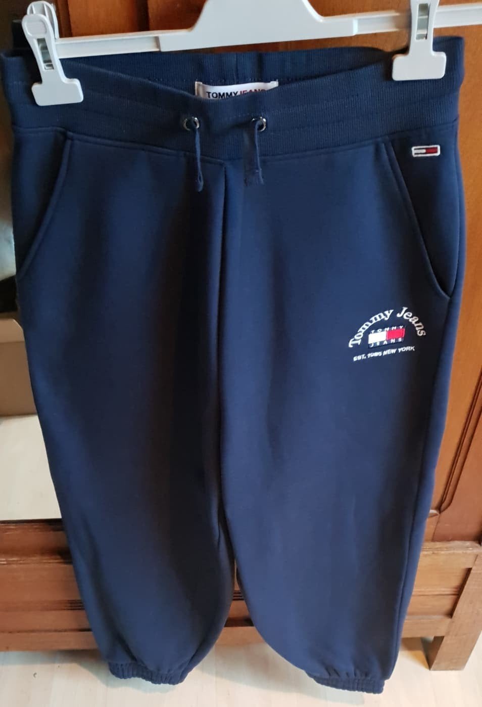Ongedragen donkerblauwe Tommy Jeans joggingbroek maat S, Vêtements | Femmes, Vêtements de sport, Enlèvement ou Envoi, Taille 36 (S)