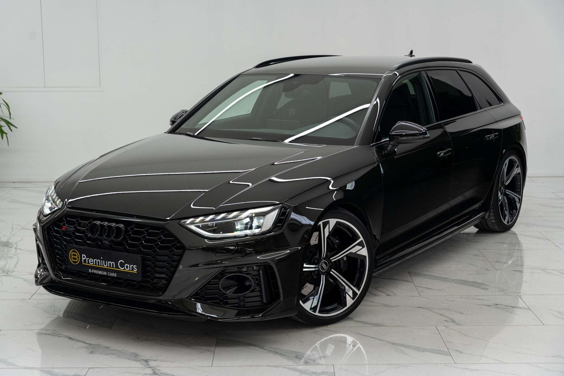 Audi RS4 Avant Quattro Exclusive! Dark Olive Green! Lichte v, Automaat, Dealer onderhouden, Gebruikt, Bedrijf
