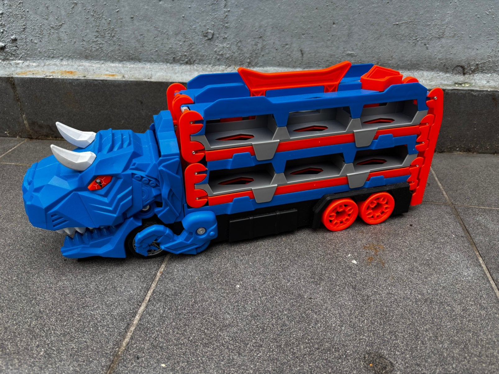 Dino triceratops car carrier/ swallow truck 155cm lang !, Enfants & Bébés, Enlèvement ou Envoi, Comme neuf