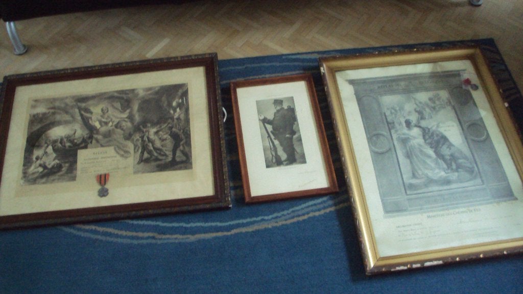 lot 2 grote oude kamers met medaille, Enlèvement