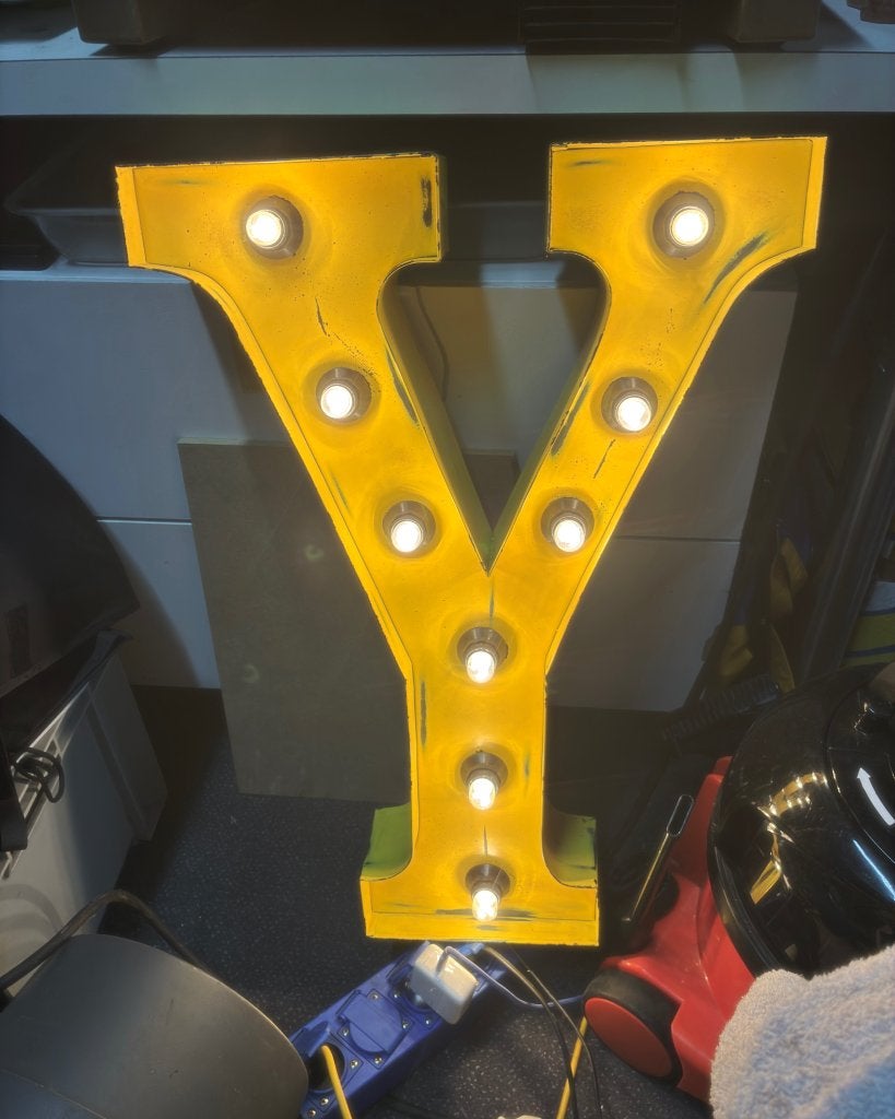 METALEN VERLICHTE LETTERS KARE DESIGN New York, Antiquités & Art, Jaune, Autres types, Enlèvement, 70 cm