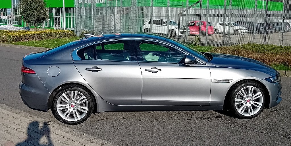 Jaguar XE avec cuir blanc, Autos, Cuir, Argent ou Gris, Achat, Alarme