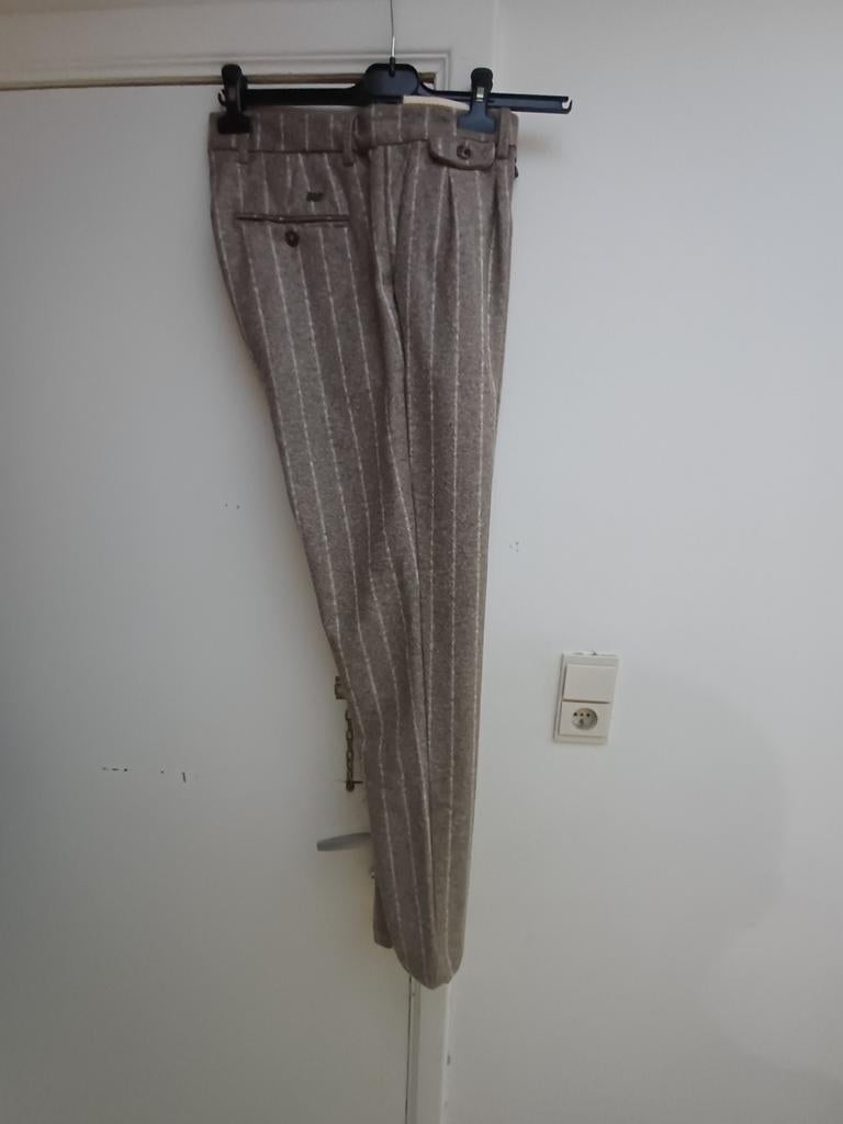Gloednieuwe herenbroek met BOB-merklabel