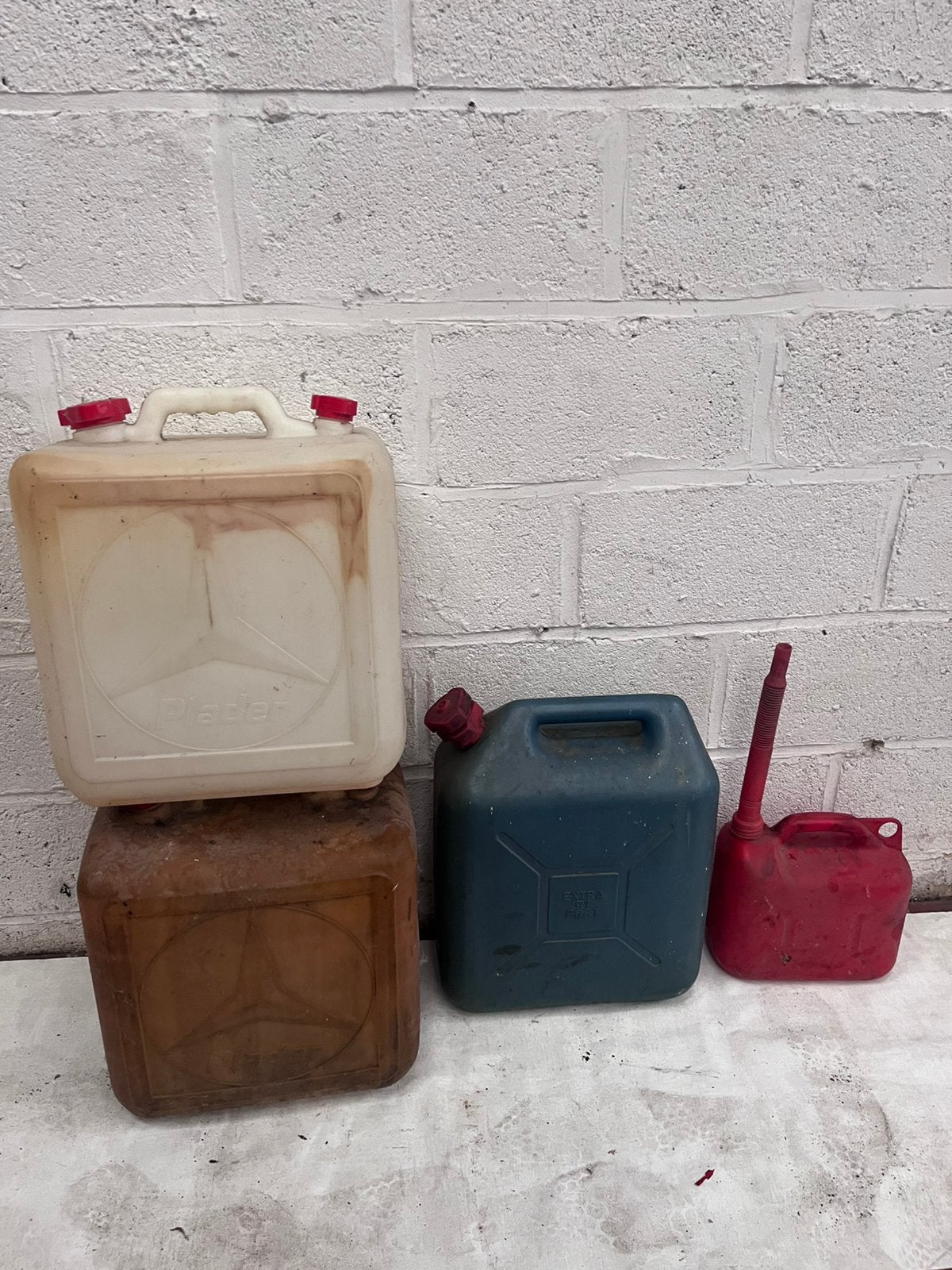 Lot de 4 jerricans / bidons plastique (30L, 20L, 5L), Enlèvement