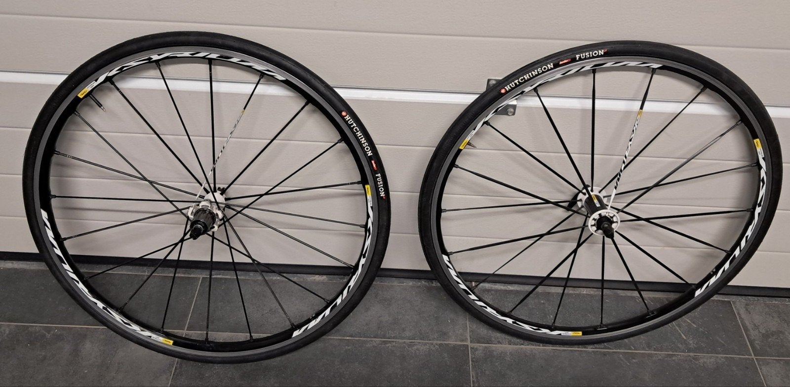 Paire de roue Mavic Ksyrium SR shimano 9,10 ou 11 vitesses, Vélos & Vélomoteurs, Vélos Pièces, Enlèvement, Roue