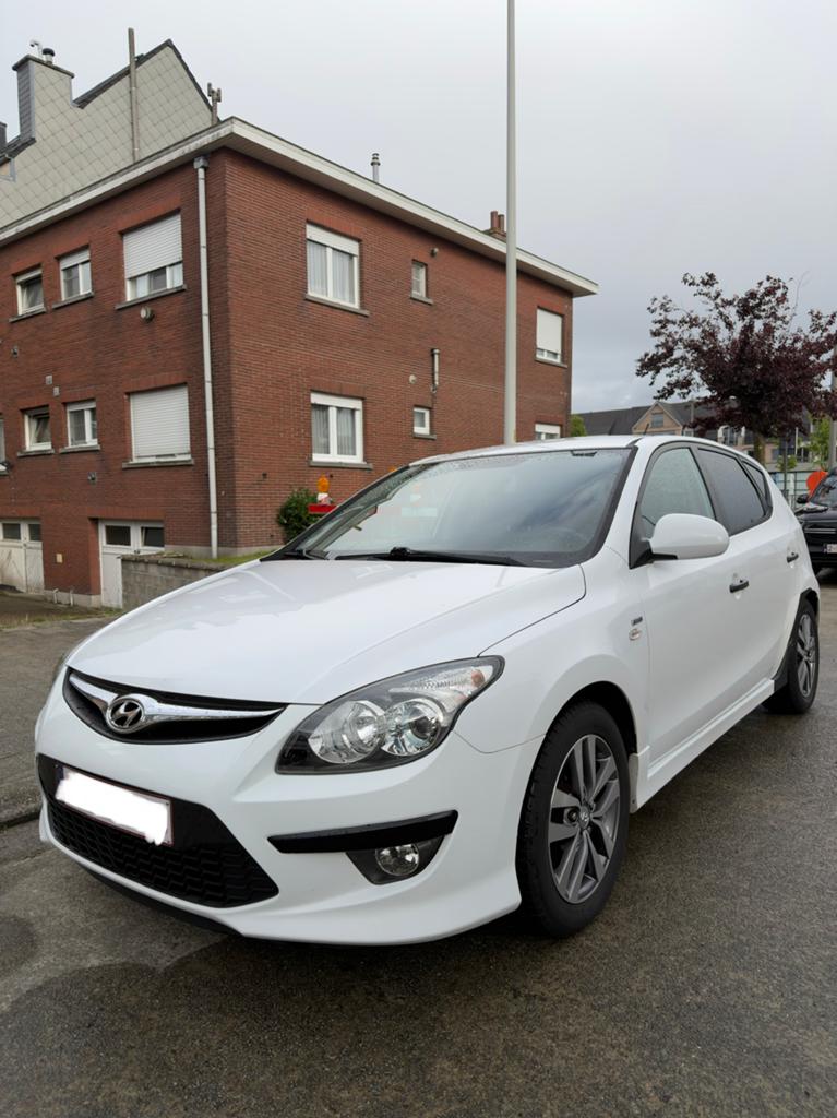 Hyundai i30 1.4 Benzin / Airco/Apple Car Play/ Android/, Voorwielaandrijving, Stof, Zwart, Wit