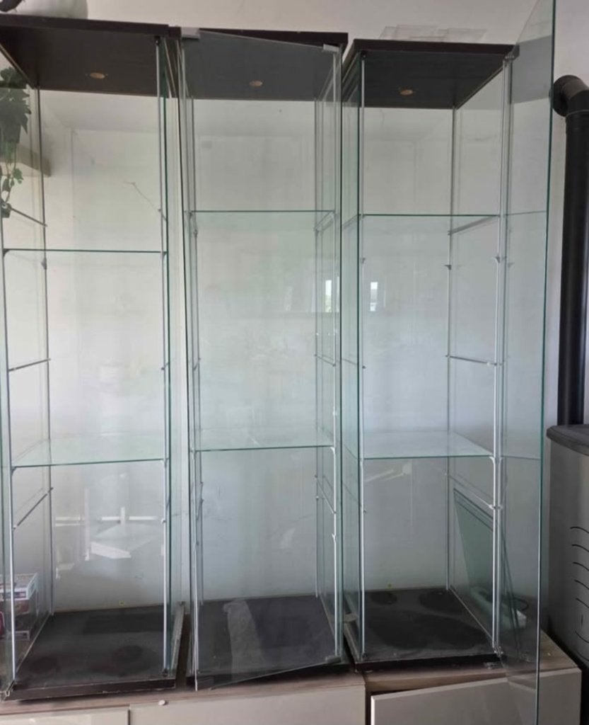 Vitrines ikea detolf noires, Maison & Meubles, Armoires | Vitrines, Avec abattant(s), Utilisé, 50 à 100 cm, 50 à 75 cm