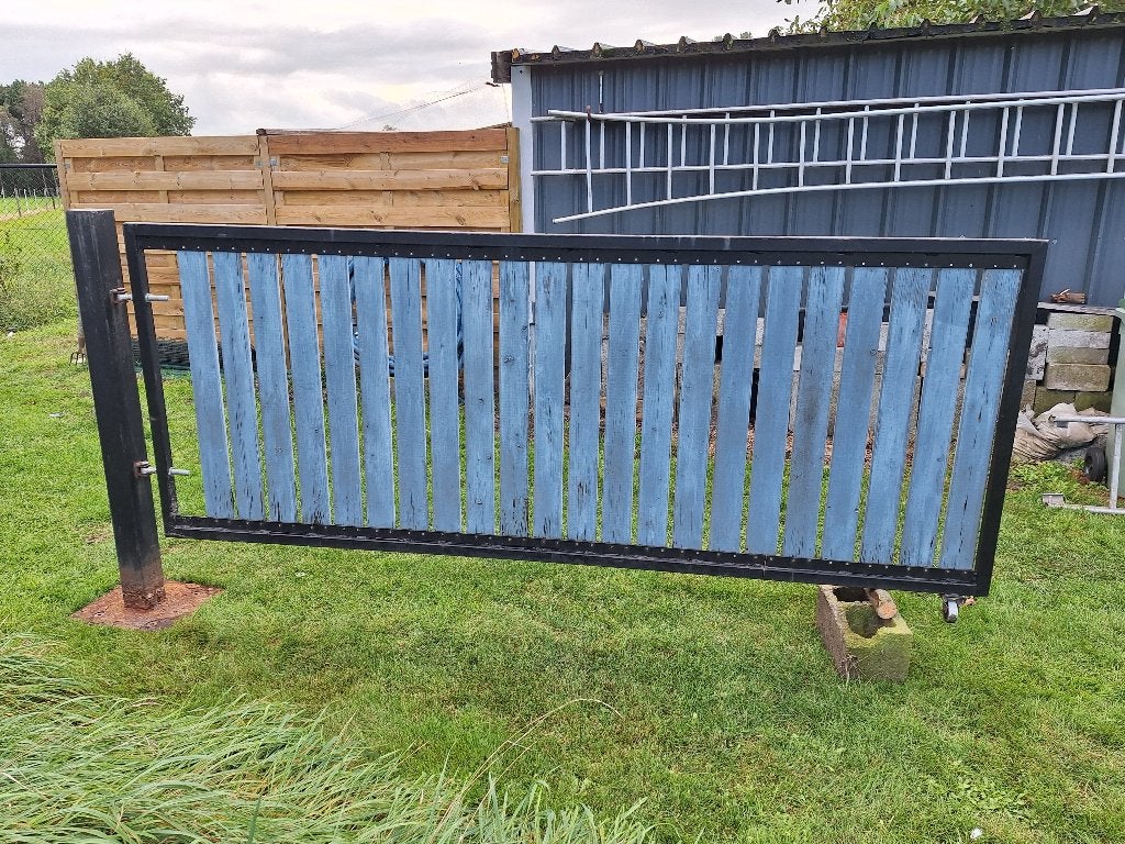 Draaipoort met paal, ca 3m breed, Ophalen, Gebruikt, 100 tot 150 cm, IJzer