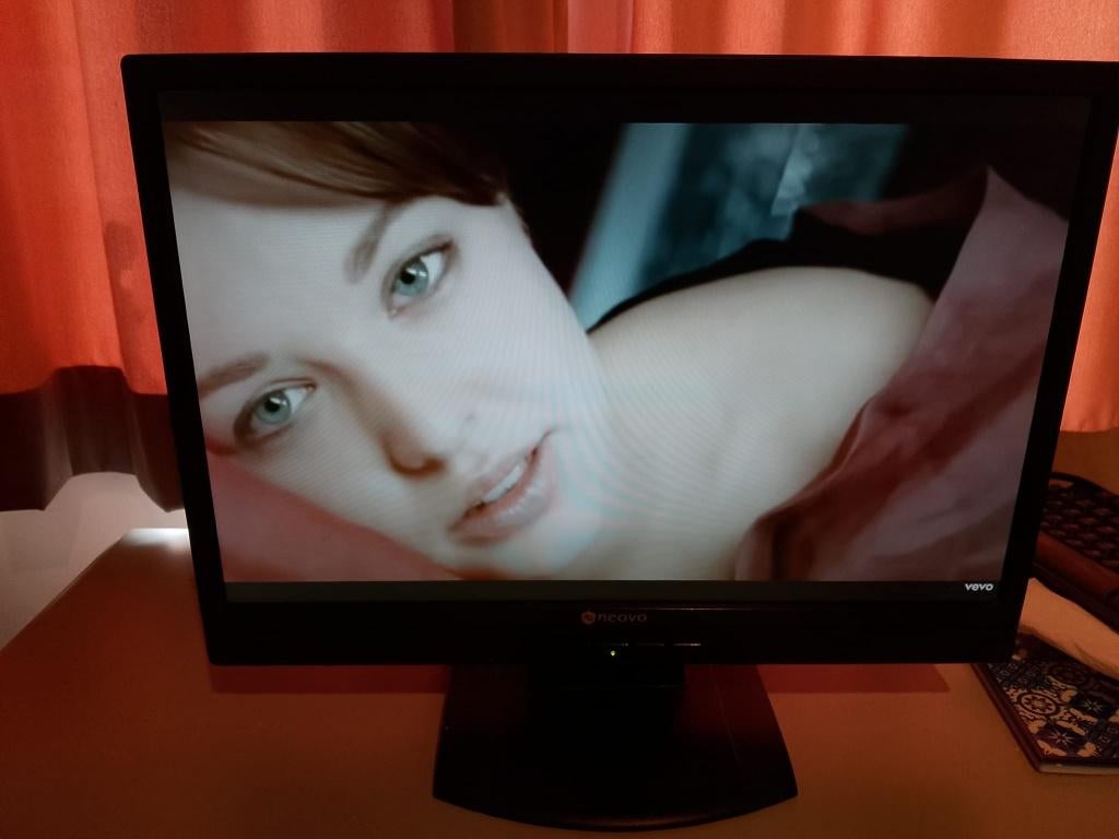 Monitor NEOVO H-W19 beeldscherm, Computers en Software, Monitoren, Gebruikt, VGA, Gaming, Ingebouwde speakers, Hoofdtelefoonaansluiting
