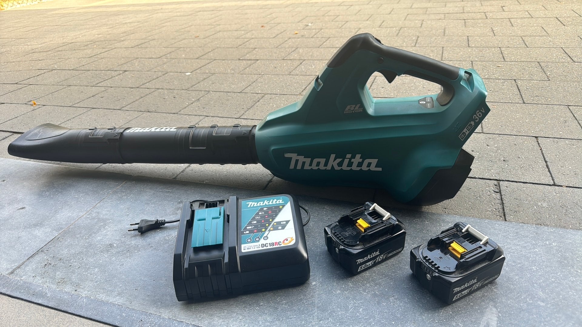 Makita DUB 362 bladblazer met batterijen en lader, Ophalen, Zo goed als nieuw, Accu, Handgedragen