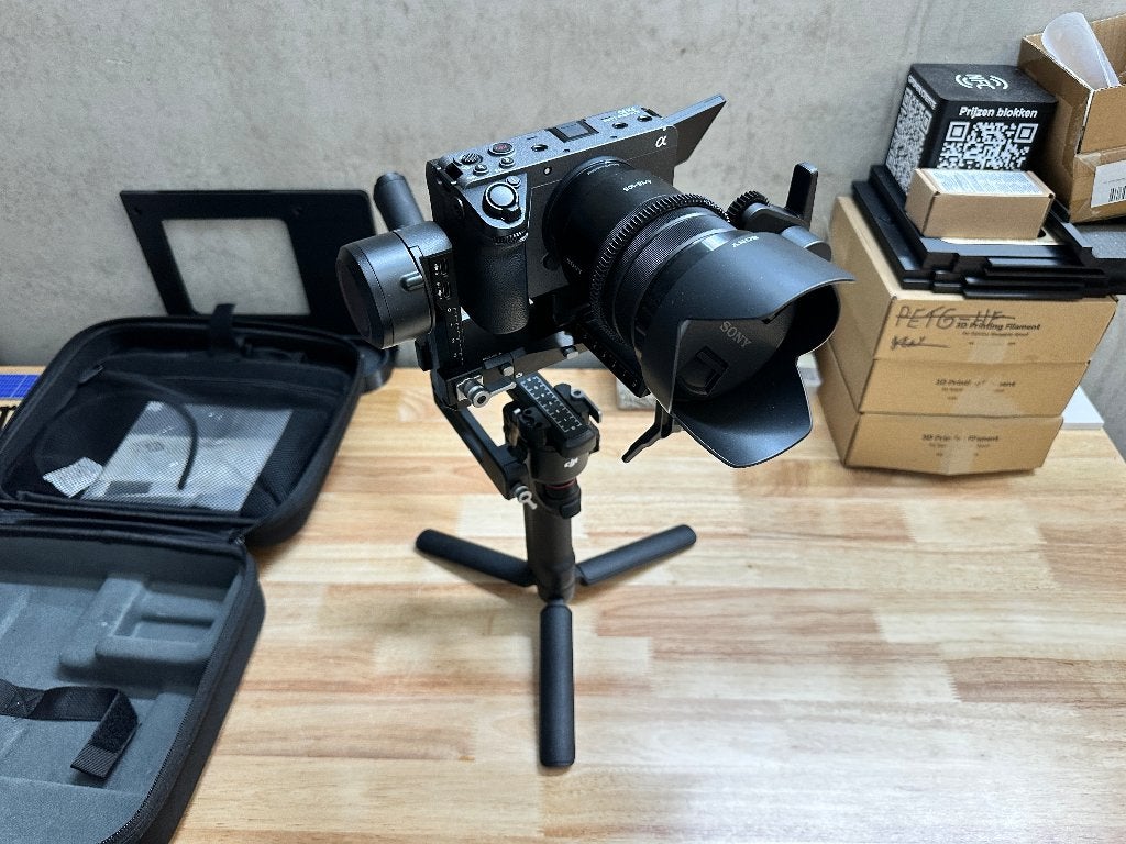 Combo Sony FX30 + 18-105 mm F4 + DJI RS 4 — Kit complet, Bouchons d'objectif, Sony, Monture Sony E, Comme neuf