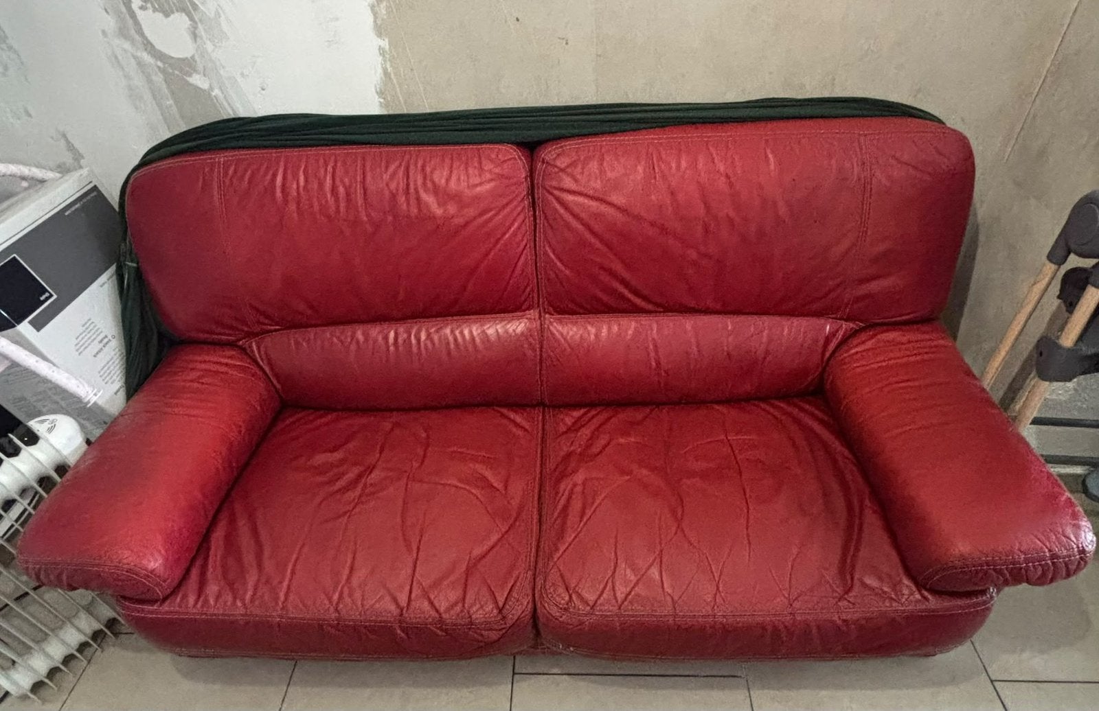 Ensemble de 2 canapés en cuir rouge (3 places + 2 places), Trois personnes, Banc droit, Enlèvement, Utilisé
