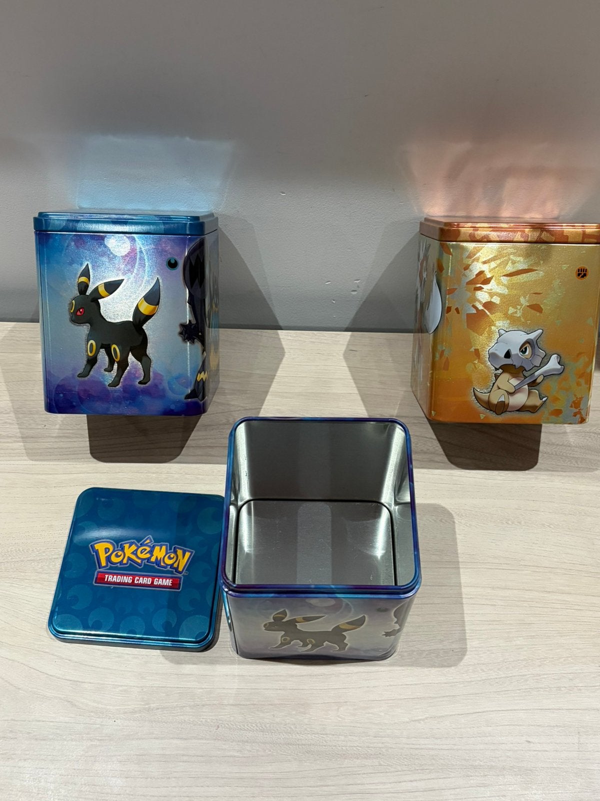Stack ’Em High Tins Umbreon & Cubone | 3 Empty Collectible, Hobby en Vrije tijd, Ophalen of Verzenden, Zo goed als nieuw, Booster