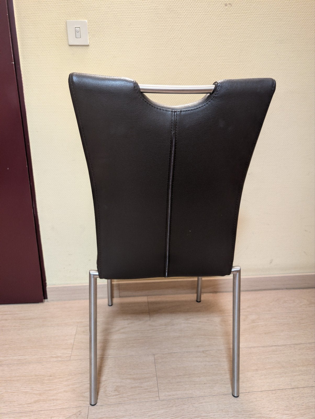 8 chaises simili cuir, Ophalen