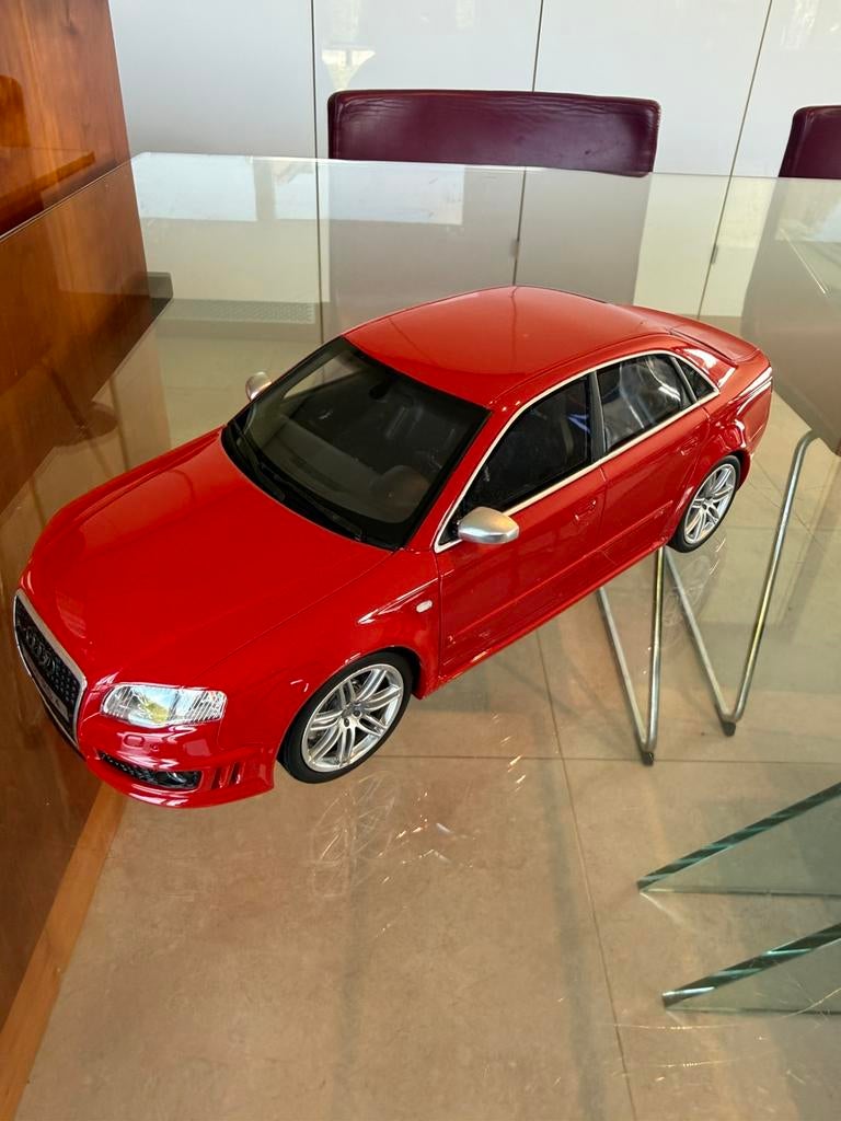 Audi RS4 (B7) 4.2 1/18 Ottomobile rouge fisano sans boite, Enlèvement ou Envoi, Comme neuf, Voiture, OttOMobile