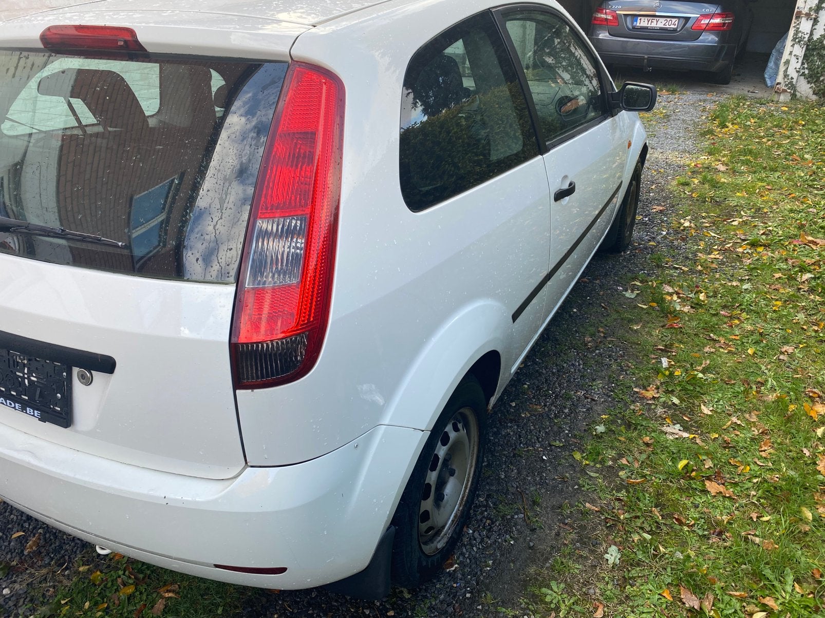 Ford fiesta 1.3 benz bj2005 /195000km gkrdvvrkoop 1650eu, Auto's, Stof, Wit, Handgeschakeld, Grijs
