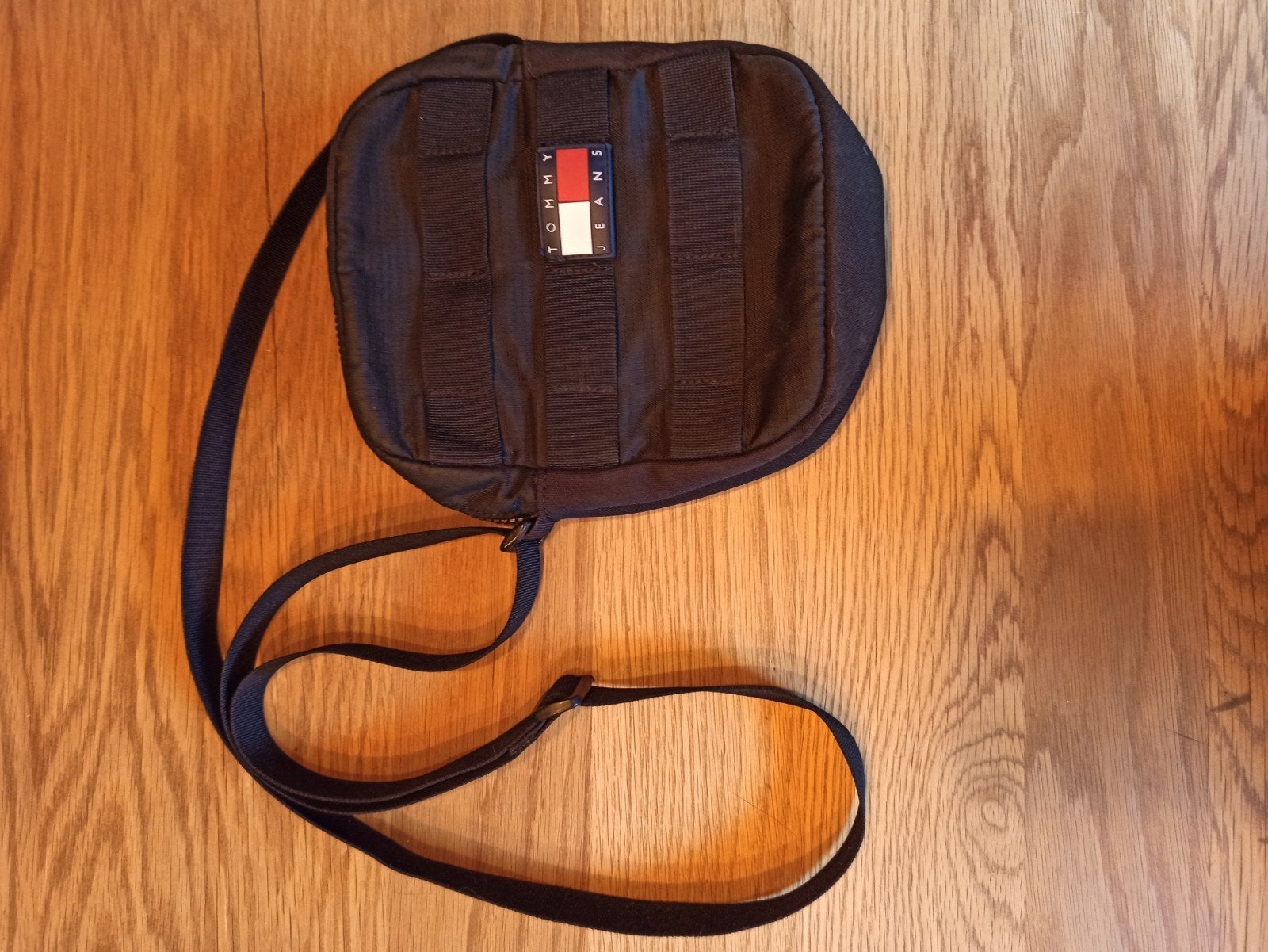 Sacoche Tommy Hilfiger, Bijoux, Sacs & Beauté, Sacs | Sacs à bandoulière, Enlèvement